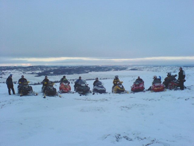 Kallseide 2. juledag.
Endelig ble det sn&oslash; nok til en fjelltur p&aring; Svensk side. Turen gikk til Kallseide, og vi var slett ikke de eneste som hadde tatt turen opp denne dagen i mellomjula. Det var lite sn&oslash; p&aring; toppene, mens lenger ned under tregrensen var det fine forhold for touring folket.