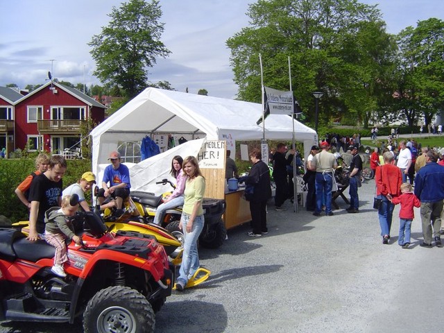 Klubben stilte ut mxsykler, sn&oslash;scooter, atv og  en rekke olabiler p&aring; sin stand. Disse vakte stor interesse blant b&aring;de store og sm&aring;. Ellers s&aring; ble det solgt kaffe og vafler. T-shirt, hettegensere og kalotter gikk unna som varmt hvetebr&oslash;d. En del nye medlemmer ble ogs&aring; vervet i l&oslash;pet av dagen.