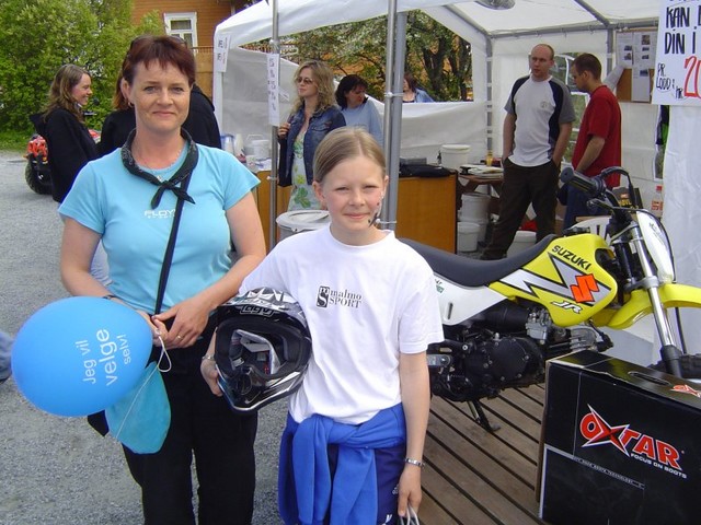 Inder&oslash;y Motorklubb har de siste m&aring;nedene solgt lodd p&aring; en knattecrosser av typen Suzuki JR50. Vinnerne var familien N&oslash;vik Aas oppe i Kvistabakkan.