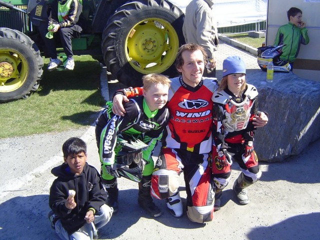 I pausene stilte ut&oslash;verne opp &aring; skrev autografer. &Oslash;ystein tok seg ogs&aring; tid til avbilding sammen med noen av fansen mellom alle hoppene.
&Oslash;ystein Kj&oslash;rstad her sammen med Simen Hjulstad, Martin Helmersen og Emma Gausen.