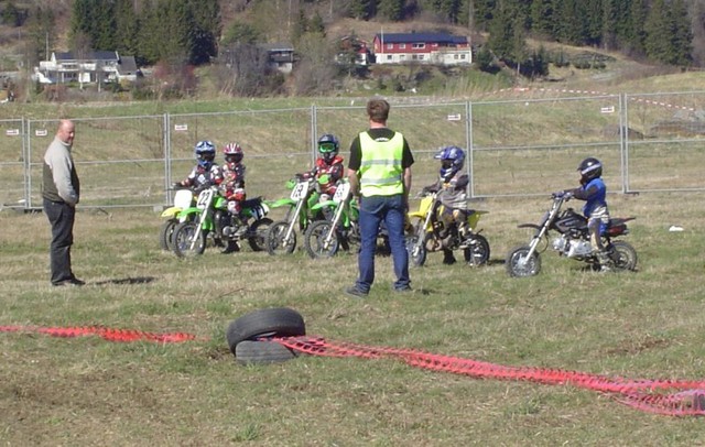 I pausene var det oppvisning med de yngste motocross kj&oslash;rerne p&aring; Innherred.